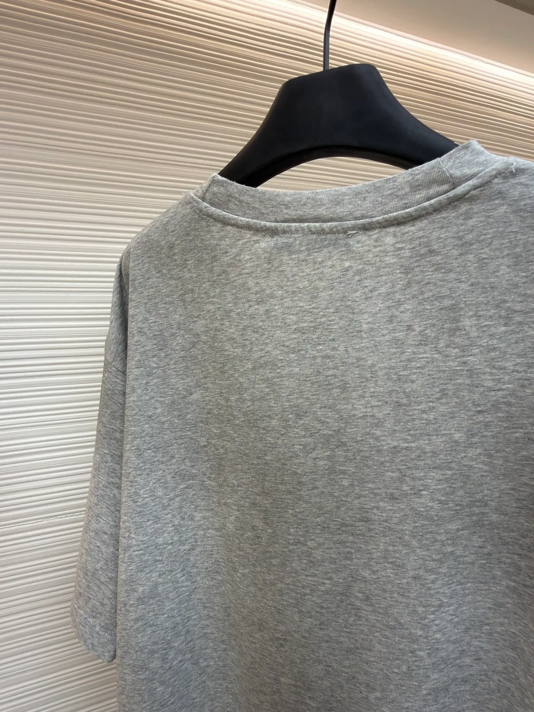 Acne Studios 1966 mud-dyed washed distressed short-sleeve ●Original version: 2800 purchased and developed ●Item number: 1682346-X95 ●Fabric: cloud velvet ski-feel cotton fabric ●Technology: glue printing ●Color: gray ●Version: fitted version ●Weight: about 215 grams ●Size: S-M-L-XL ●Description: Made of ultra-soft pure cotton fabric, garment-dyed, washed and distressed, the chest part has a dirty feel, and the lower part shows a gradient effect. The neckline is slightly frayed to better fit the overall tone. The overall line is straight and delicate, the fabric is comfortable and soft, and the color is consistent without color difference. It can be matched with the same style to create a fashionable look and control various occasions. Customized accessories, complete with three standards, the same style for men and women!